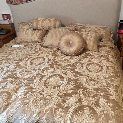 Sale Photo Thumbnail #384: That is composed of two twin mattresses that are independently controlled by remotes
Also includes the tweed bedframe and platform that moves bed up and down
Both sides seem to work as should
And all the fancy bedding as pictured