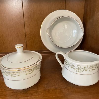 Sale Photo Thumbnail #38: Extra serving pieces as well