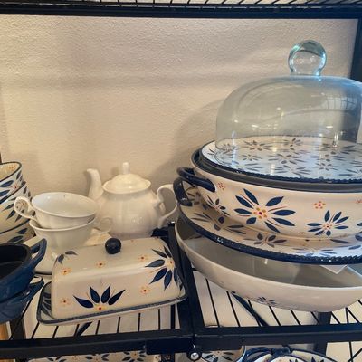 Sale Photo Thumbnail #114: Plain teapot and large serving dishes