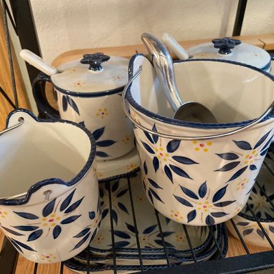 Sale Photo Thumbnail #125: Collection of temptations cookware