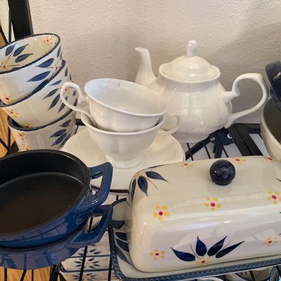 Sale Photo Thumbnail #116: Plain teapot and large serving dishes