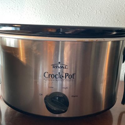 Sale Photo Thumbnail #637: Crock pot lot