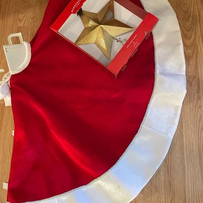 Sale Photo Thumbnail #134: Tree skirt and star