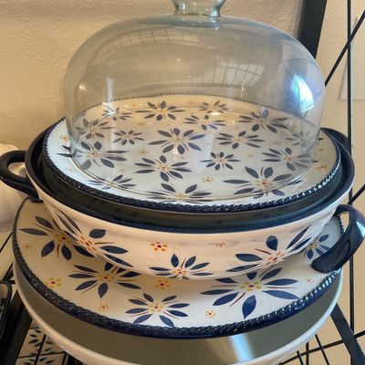 Sale Photo Thumbnail #115: Plain teapot and large serving dishes