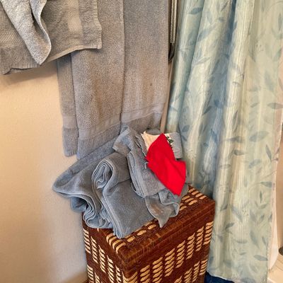 Sale Photo Thumbnail #426: Bathroom items