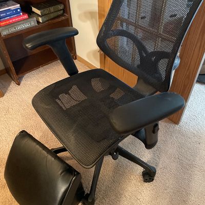 Sale Photo Thumbnail #505: Office chair & rest