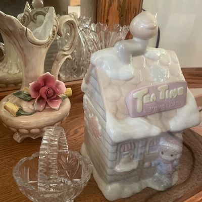 Sale Photo Thumbnail #97: Misc decor