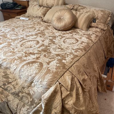 Sale Photo Thumbnail #383: That is composed of two twin mattresses that are independently controlled by remotes
Also includes the tweed bedframe and platform that moves bed up and down
Both sides seem to work as should
And all the fancy bedding as pictured