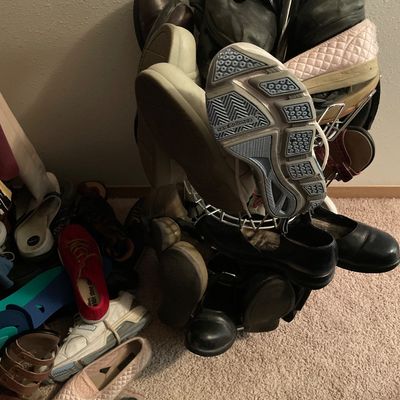 Sale Photo Thumbnail #425: Used shoes carousel