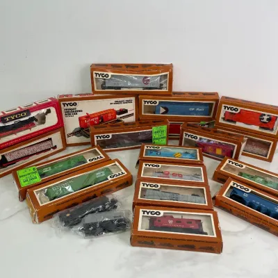 Sale Photo Thumbnail #34: Lot 8711 tyco ho scale model train cars