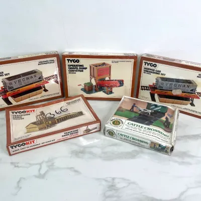 Sale Photo Thumbnail #31: Lot 8708 vintage tyco ho scale train accessory sets