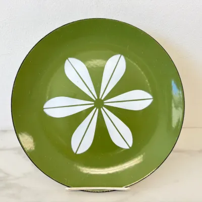 Sale Photo Thumbnail #180: Vintage Cathrineholm of Norway enamelware plate in avocado green featuring the iconic white lotus pattern, showing light surface wear.