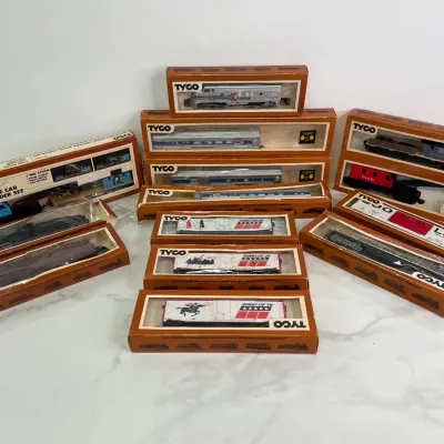 Sale Photo Thumbnail #36: Lot 8713 tyco ho scale model train cars