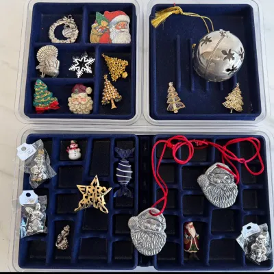 Sale Photo Thumbnail #300: Lot 8994 christmasholiday pins brooches jewelry organizer trays