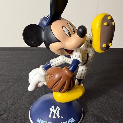 Danbury Mint Mickey Mouse New York Yankees Figurine