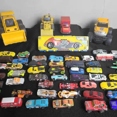 DO125 Large Mixed Lot of Hot Wheels and Die-cast Toy Vehicles 