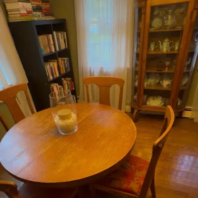 Vintage, round, wooden dining table w/ warm medium honey oak finish + extender w/ leaf + 4 chairs 