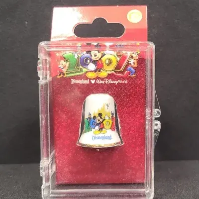 Disney 2007 Disneyland & Walt Disney World Thimble Pin – New in Package