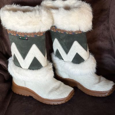 Sale Photo Thumbnail #261: A pair of vintage Pajar winter boots featuring white fur trim, textured pony hair-style lower panels, and a green suede shaft with a white chevron pattern. Accented with a patterned woven band near the collar. Made in Italy. Marked European size 37 on the