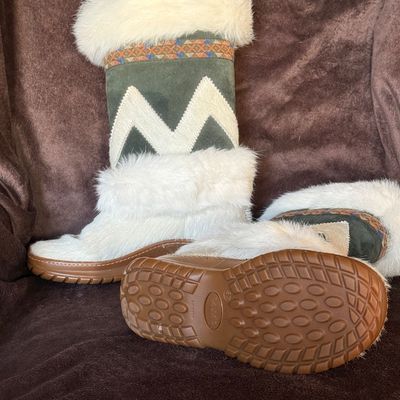 Sale Photo Thumbnail #262: A pair of vintage Pajar winter boots featuring white fur trim, textured pony hair-style lower panels, and a green suede shaft with a white chevron pattern. Accented with a patterned woven band near the collar. Made in Italy. Marked European size 37 on the