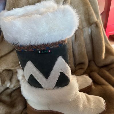 Sale Photo Thumbnail #266: A pair of vintage Pajar winter boots featuring white fur trim, textured pony hair-style lower panels, and a green suede shaft with a white chevron pattern. Accented with a patterned woven band near the collar. Made in Italy. Marked European size 37 on the