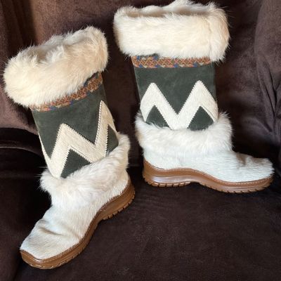 Sale Photo Thumbnail #263: A pair of vintage Pajar winter boots featuring white fur trim, textured pony hair-style lower panels, and a green suede shaft with a white chevron pattern. Accented with a patterned woven band near the collar. Made in Italy. Marked European size 37 on the