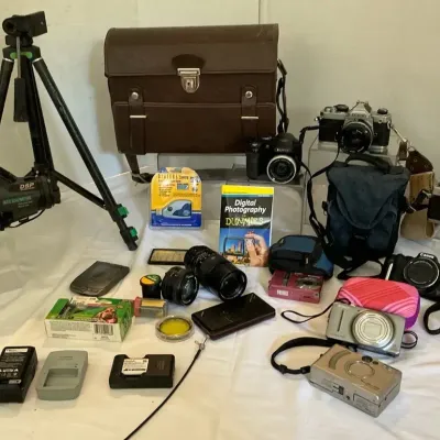 VINTAGE CAMERA BAG/ COLLECTION OF CAMERAS/ LENS / DIGITAL CAMERAS 