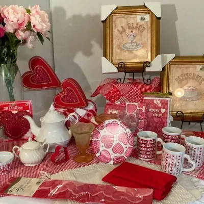 VALENTINES / GALENTINES HOLIDAY DECOR 