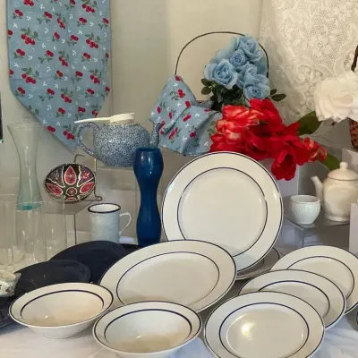 CLASSIC DINNERWARE TABLE / DECOR