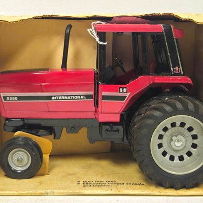 International 5288 Tractor with Cab