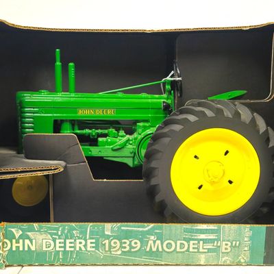 1/8 Scale John Deere 1939 Model B Tractor