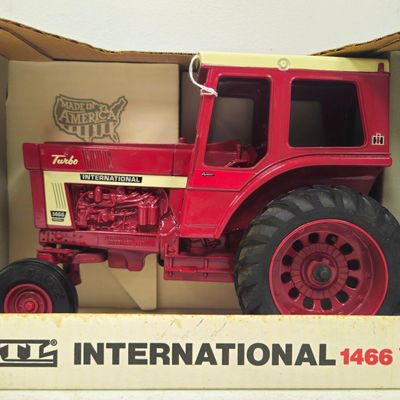 International WF 1466 Turbo Tractor