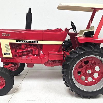 1/8 Scale International Farmall 1066 Turbo WF Tractor