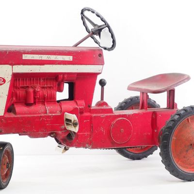 Eska Farmall 560 Pedal Tractor