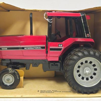 International 5288 Tractor with Cab