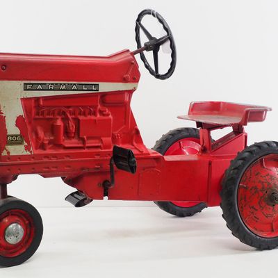 Eska Farmall 806 Pedal Tractor