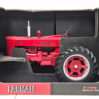 1/8 Scale Case IH Farmall 400 Tractor