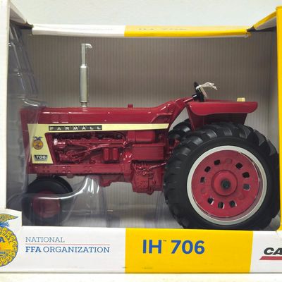 IH 706 NF Tractor