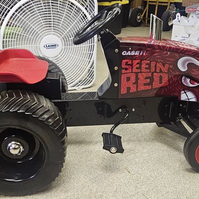 Case IH Magnum 'Seein Red' Puller Pedal Tractor