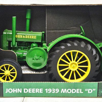 1/8 Scale John Deere WF HD 1939 Model D Tractor