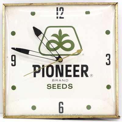 Sale Photo Thumbnail #664: Pioneer Seeds electric clock