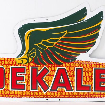 Sale Photo Thumbnail #563: DeKalb flying ear of corn sign (flying left)