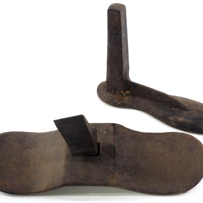Sale Photo Thumbnail #751: Lap anvil with 2 hardies