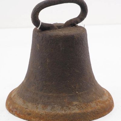 Sale Photo Thumbnail #480: Cast iron bell-shaped horse tie