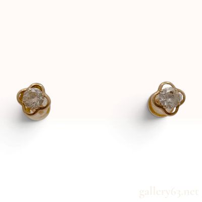 Sale Photo Thumbnail #338: A Pair of 18K Gold Quatrefoil Diamond Flower Stud Earrings