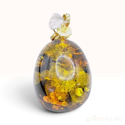 Sale Photo Thumbnail #380: A 18 Karat Yellow Gold and Pt900 Platinum Natural Amber and Diamond Ginkgo Leaf Pendant