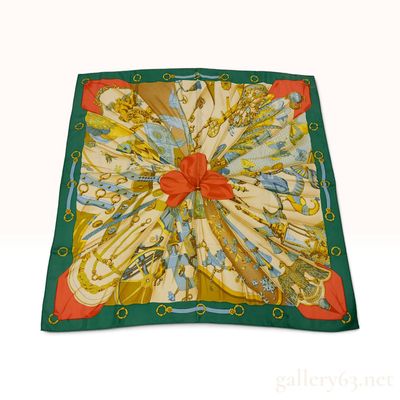 Sale Photo Thumbnail #37: Hermes L'Hiver en Poste Green and Gold Silk Carre 90