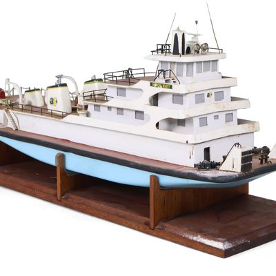 Scale Model of River Towboat "American Beauty"