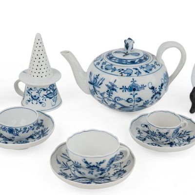 Sale Photo Thumbnail #347: Group of Meissen Blue Onion Teacups and Saucers