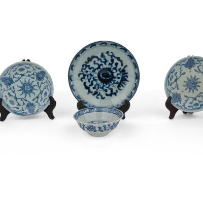 Sale Photo Thumbnail #394: Group of Chinese Blue and White Porcelain Dishes